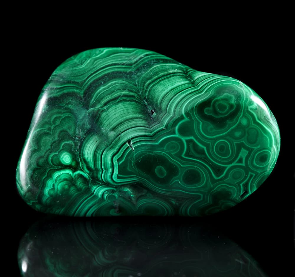 <h3 class="cms-H3-H3">Malaquita </h3>
<br>Esta piedra se caracteriza por poseer patrones negros y verdes, su uso más común es para proteger las transacciones comerciales. Se cree que evita que la suerte cambie, además propiciar las condiciones adecuadas para alcanzar el éxito empresarial.