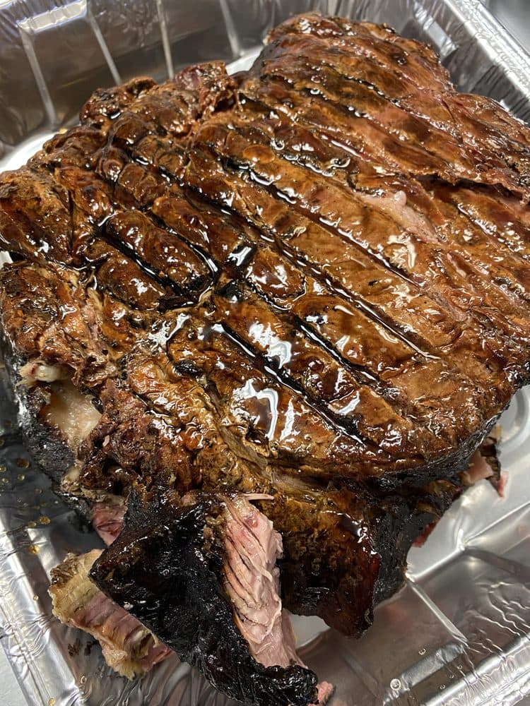 <b>Chop Shop BBQ & Grill</b>
<br>Dirección: 210 E. Six Forks Rd.
<br>Teléfono: (919) 896-8101
<br>Sitio web:
<a href="https://chopshopbbqgrill.com">https://chopshopbbqgrill.com</a>
<br>
<b><a href="https://goo.gl/maps/77jQpdgNJAx7T9T36">Cómo llegar</a></b>
<br>
<br>Local que se especializa en “barbeque y guarniciones caseras”, según sus dueños.