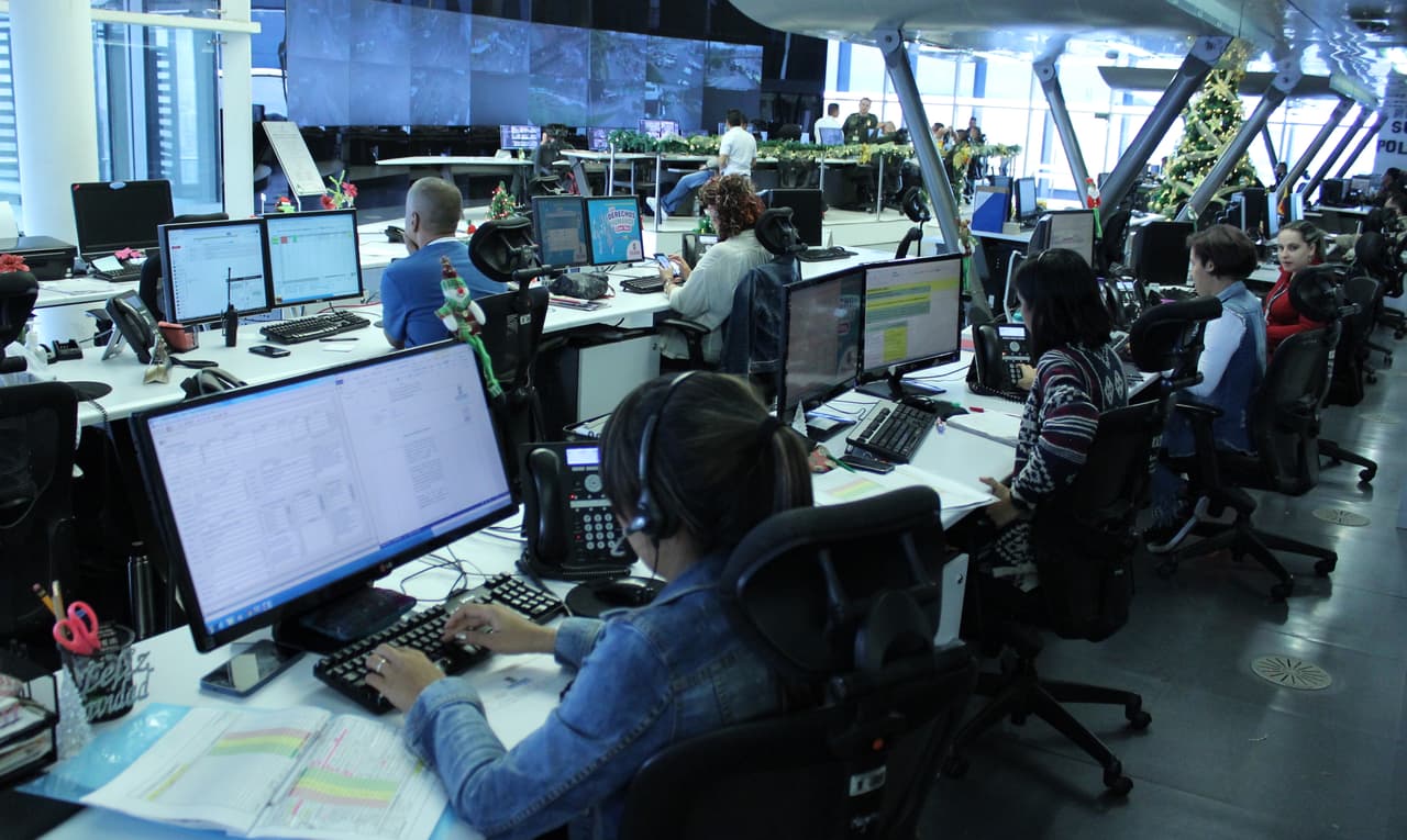 En Medellín, más de 3,000 mujeres se han beneficiado de una línea telefónica de 24 horas para detener la violencia doméstica