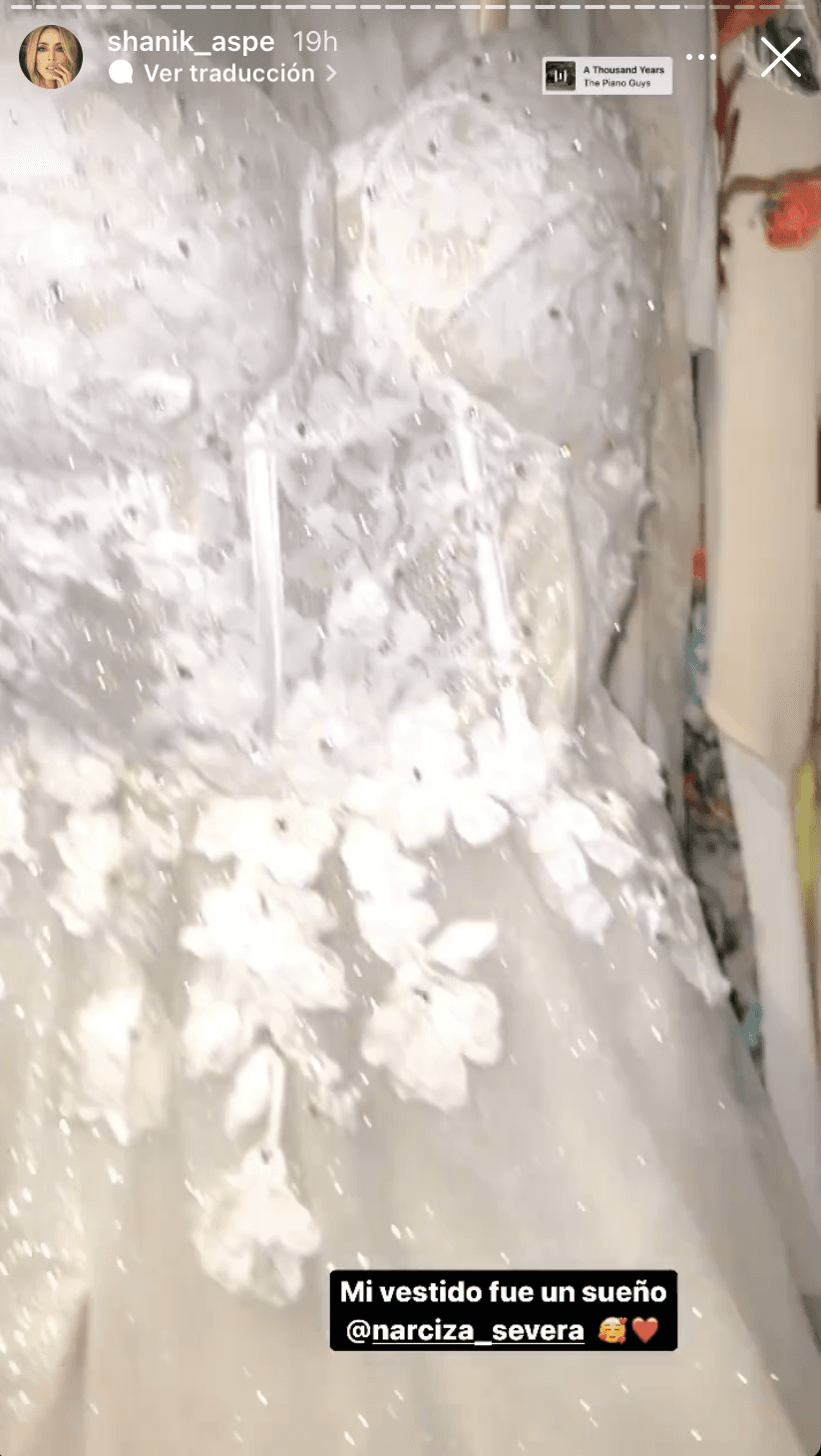 En las stories de su Instagram, Shanik presumió los detalles de su vestido, el cual incluyó encaje y flores en la parte superior.