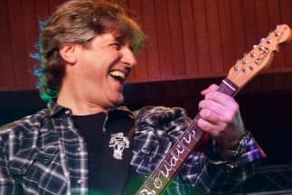 Amado Boudou tocando la guitarra. (Imagen tomada de Twitter).