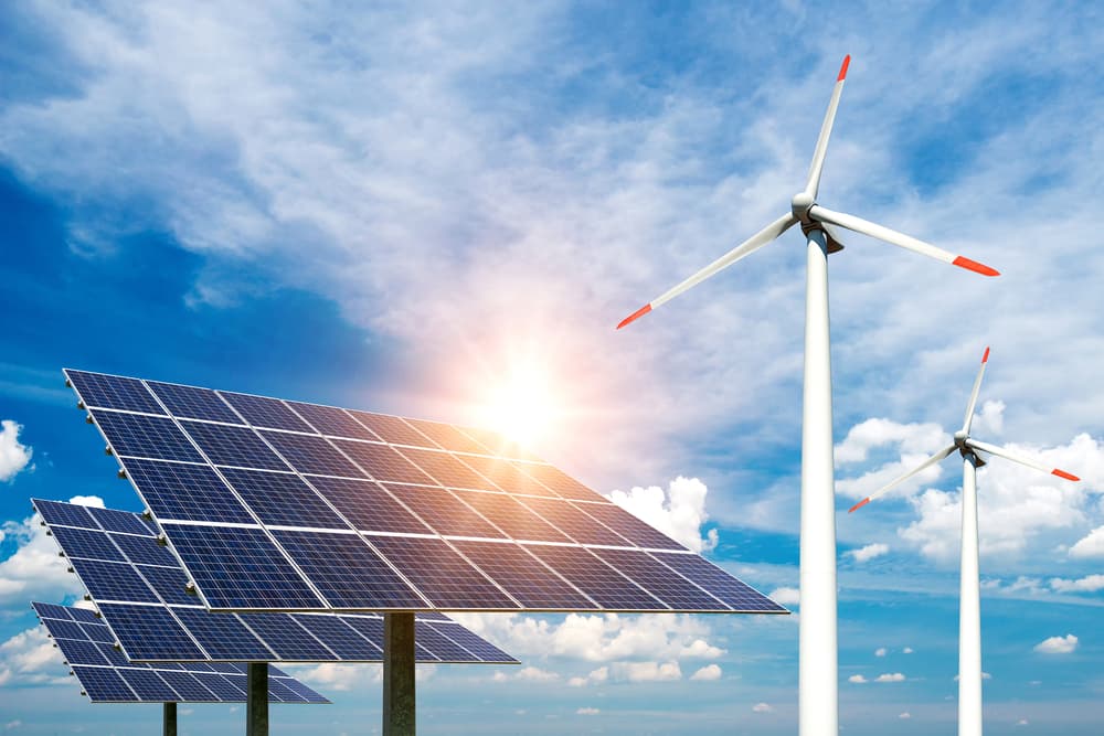 <b>El futuro de los huracanes es alentador</b>
<br>Los huracanes generan una cantidad inimaginable de energía eólica –o sea de vientos- y el mar a su vez otro potencial similar, inmenso y fuerte. Uno de los retos de la ciencia consiste en poder diseñar aerogeneradores que no solamente controlen la fuerza de estos impresionantes fenómenos atmosféricos sino que de alguna manera puedan aprovechar su energía en la tecnología e industria al mismo tiempo que reduzcan considerablemente sus efectos destructores.