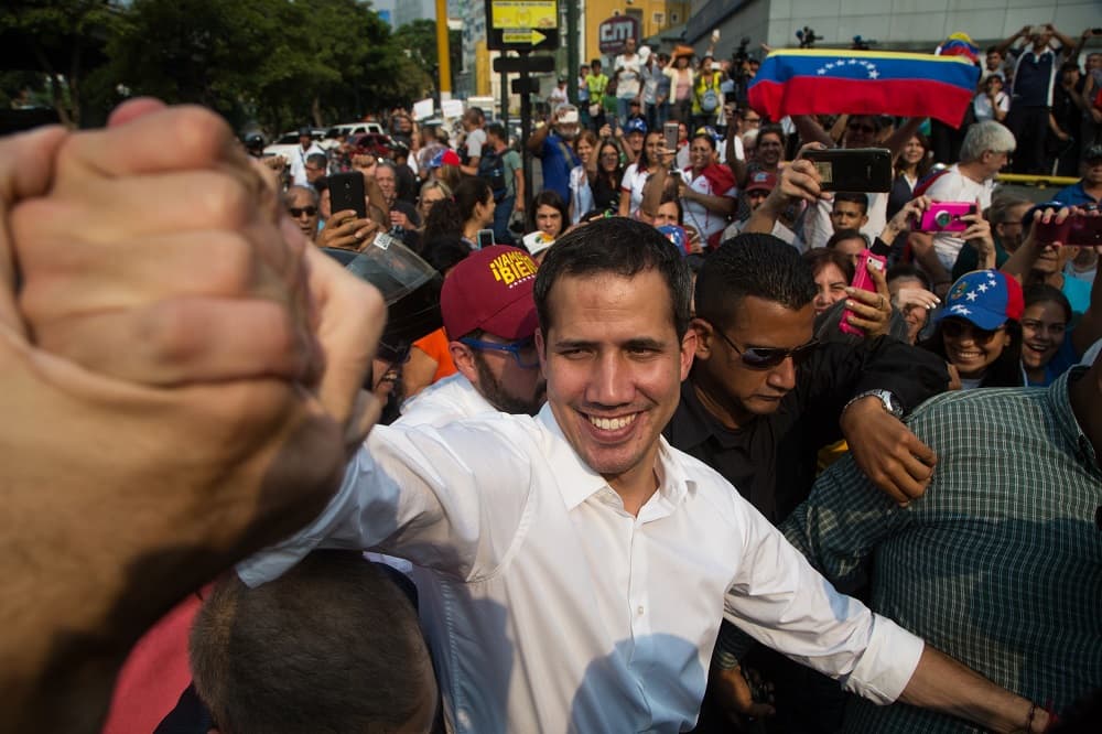 <b>JUAN GUAIDÓ.</b> El presidente interino de Venezuela entró por primera vez en esta exclusiva lista luego "demostrar que posee la madre de todas las virtudes: coraje", según describe el expresidente colombiano Juan Manuel Santos. "Al estar en el lugar correcto en el momento adecuado, pudo finalmente unir a la oposición y convertirse en un faro de esperanza para un país que anhela un cambio rápido y pacífico", añade Santos.
<br>