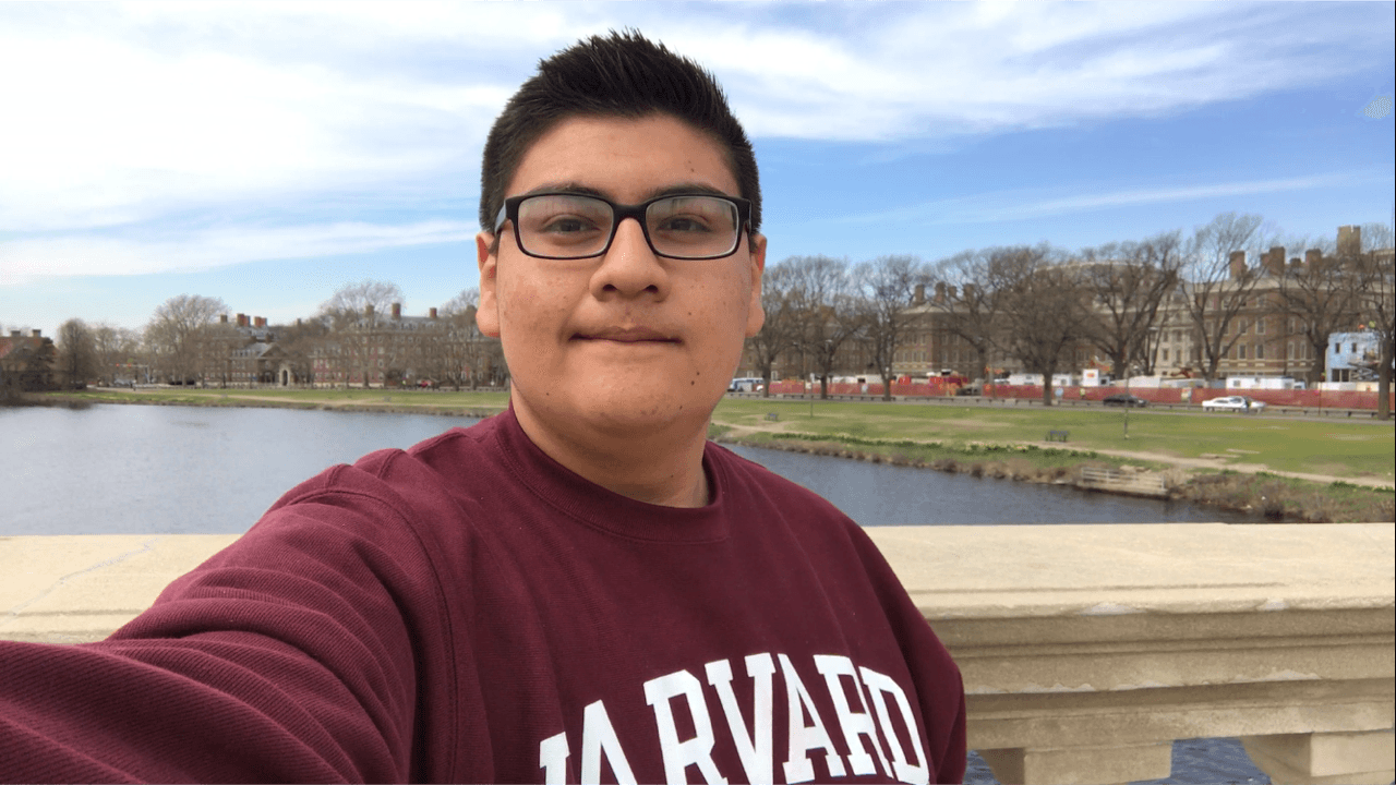Cómo este joven de padres mexicanos pasó de vivir en la calle a estudiar en Harvard