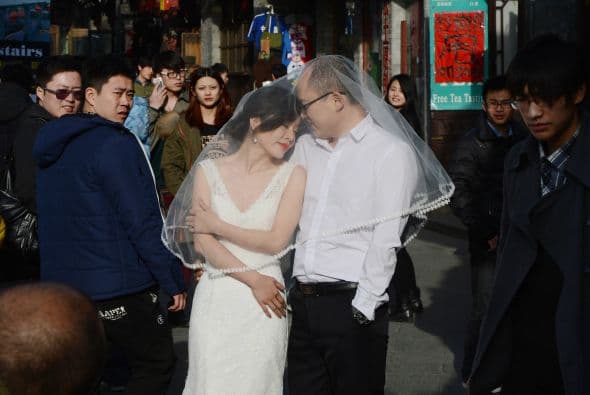 En donde no verás ninguna fotografía común en un ambiente de enlace matrimonial, sino todo lo contrario.