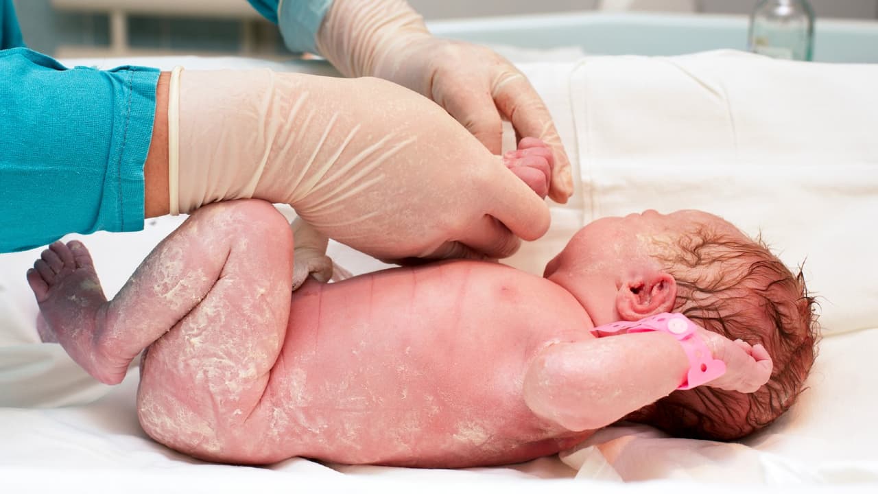 Quanto tempo deixar o vérnix? Tiktoker não dá banho em bebê por semanas e gera dúvida