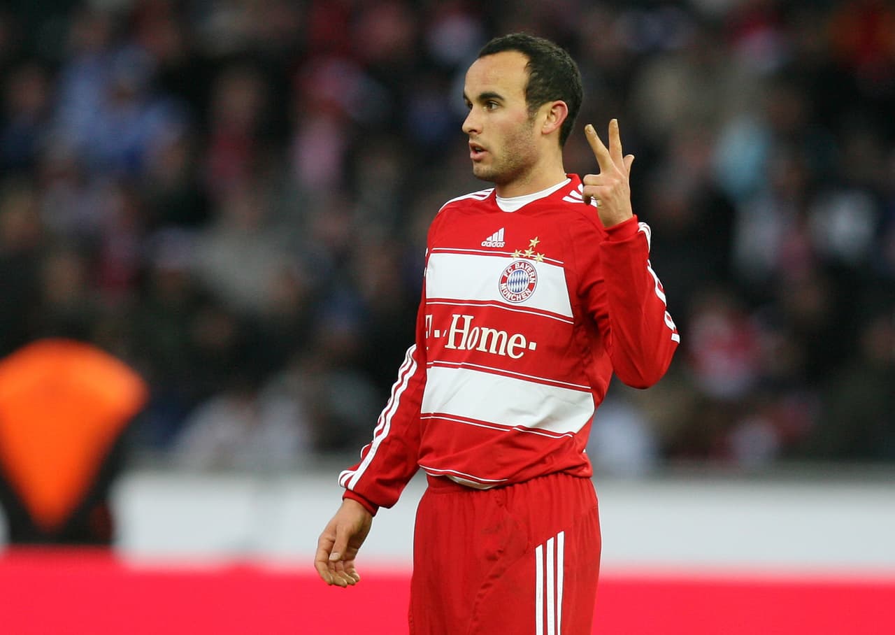 En 2008 hizo historia al vestir los colores del Bayern Munich. La cesión fue mientras la MLS estaba fuera de temporada y solo jugó siete partidos, sin marcar goles.