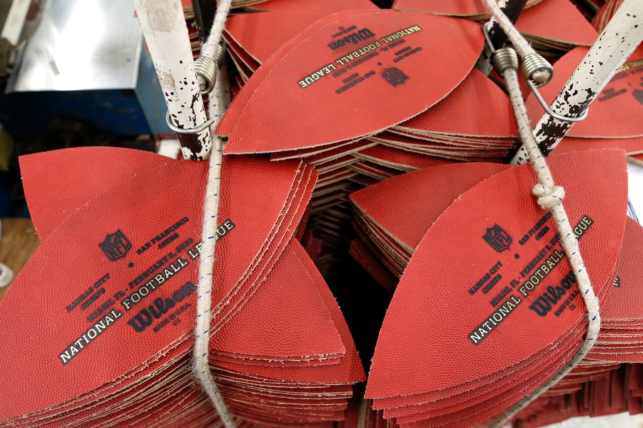 "Te enorgulleces de lo que haces. Cada quien aquí hace eso, sentir orgullo por su trabajo", dijo Donna Conley, quien es la encargada de atar los balones o lazarlos.