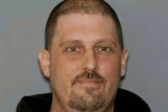 Christopher Slightam, de 44 años, presuntamente es integrante de la pandilla de motociclistas Hell’s Angels y se cree que podría estar viviendo en la zona de Joliet, Illinois o en el condado de Will según autoridades federales.