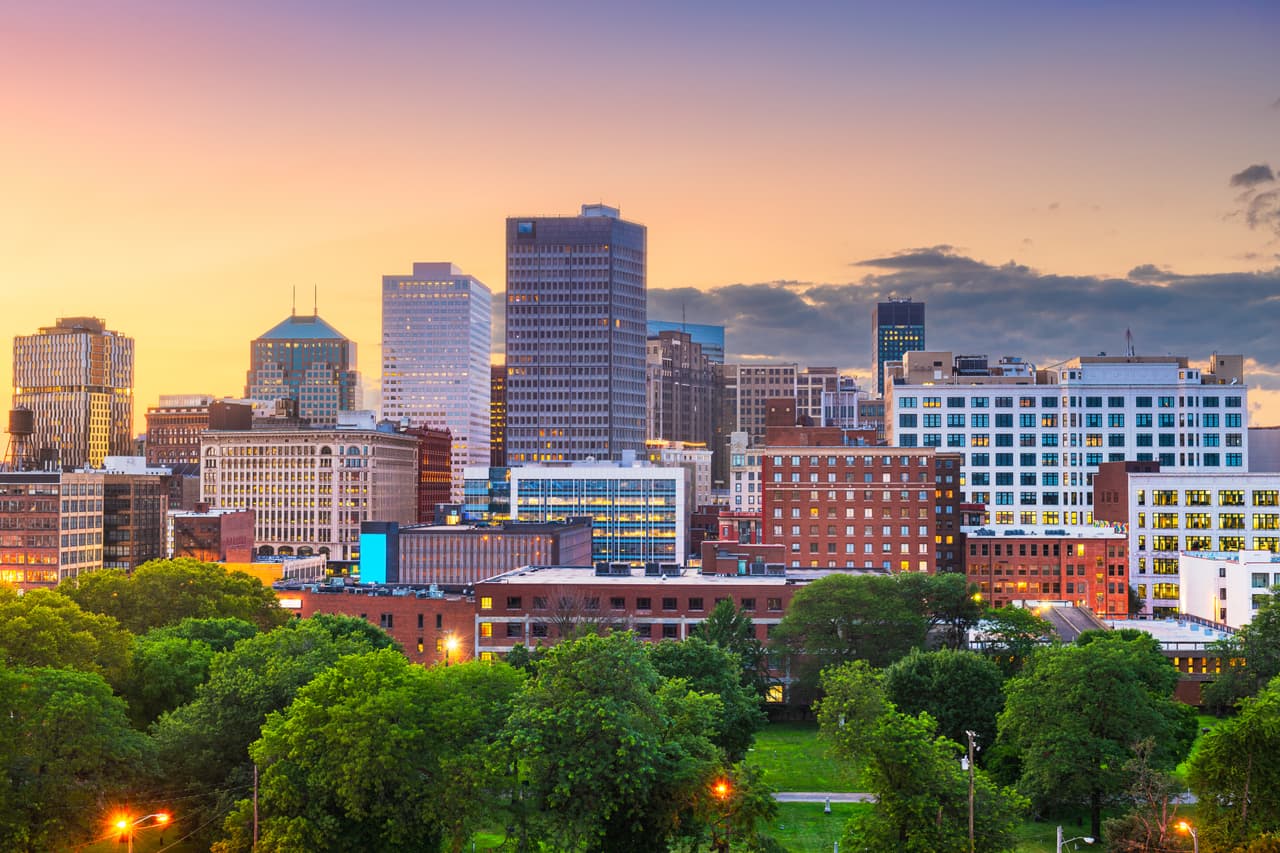 <h3 class="cms-H3-H3">23. Cleveland-Elyria, Ohio</h3>
<br>
<br>💵
<b>Tasa de pobreza concentrada:</b> 23.4%.
<br>
<br>💵
<b>Tasa de pobreza en general: </b>14.0%
<br>
<br>💵
<b> Barrios en extrema pobreza: </b>54 de 620.
<br>
<br>💵
<b>Ingreso promedio por hogar:</b> $33,663 en barrios pobres, $88,202 en el resto.
<br>