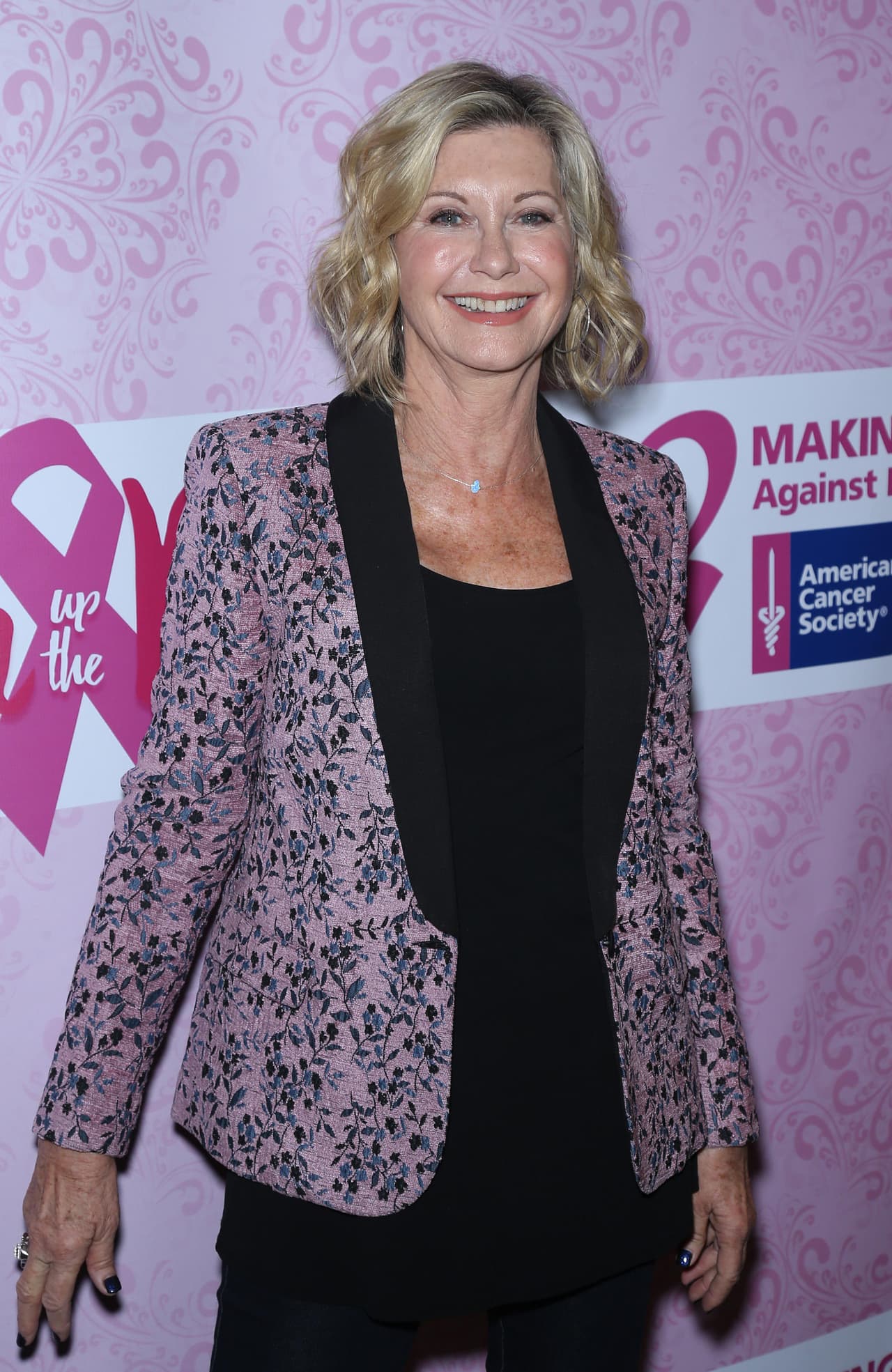 El comprador decidió regresar la chamarra a la actriz. "No debe quedarse en el clóset de un multimillonario, para fanfarronear en el club", dijo el hombre en este
<b><a href="https://www.youtube.com/watch?v=nTwJOlBkDH0" target="_blank">video</a></b>, donde apareció con el rostro oculto.