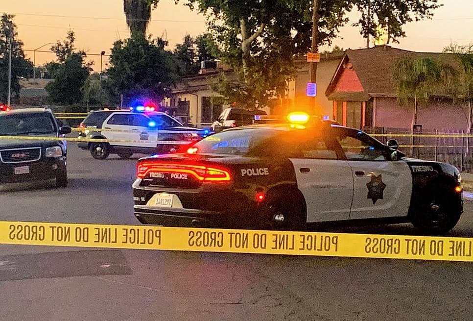 Matan a balazos a hombre que pedía ayuda para arreglar su auto en Fresno