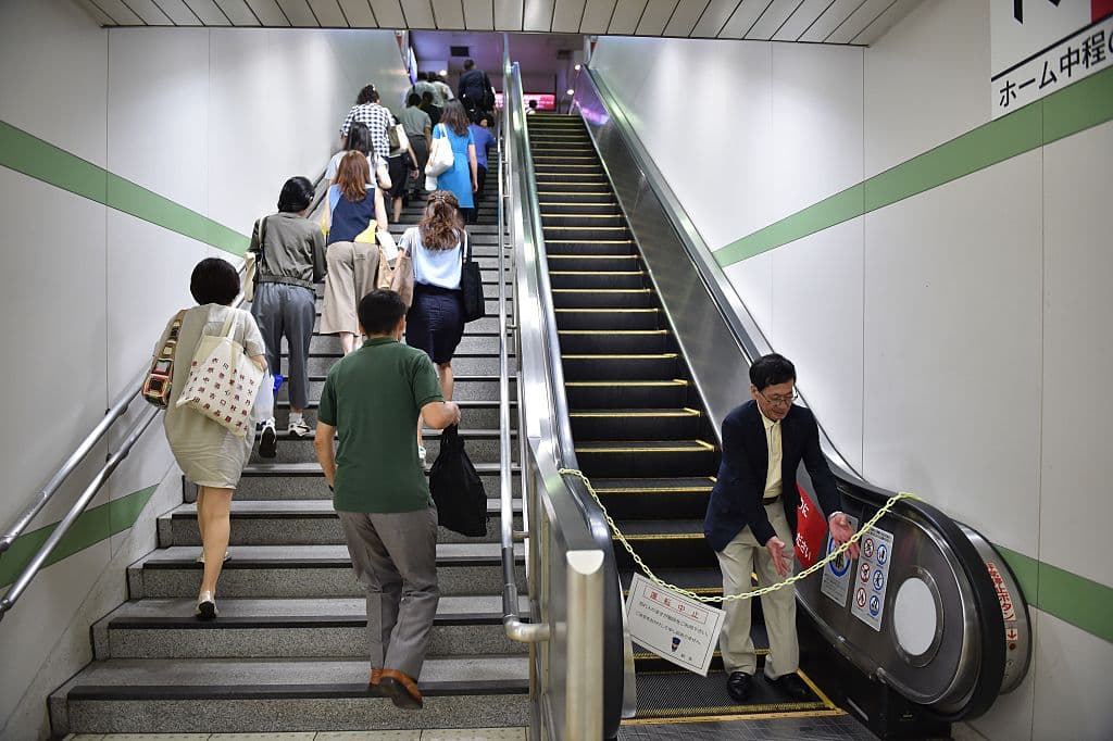 Enseguida, tomarás el tren de la línea a Hibiya. Siéntate, cierra los ojos, cruza los brazos y piensa en lo que más te gustaría hacer… supuestamente esa es la complicada "fórmula" para que al llegar a la siguiente estación, ya estés en otra dimensión alterna.