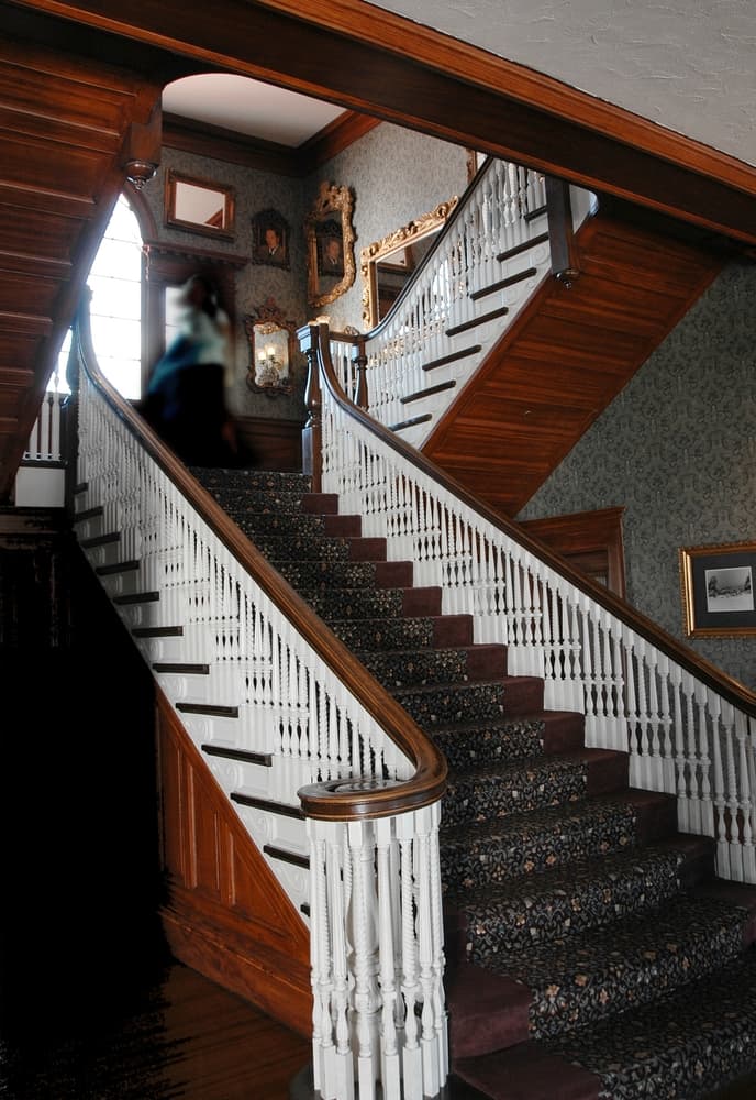 En los pasillos también se siente una extraña presencia, con sonidos y hasta olores inexplicables, pasos que se acercan, ruidos misteriosos y hasta un par de apariciones de la mujer con su vestimenta de fines de siglo. ¿Está acaso el fantasma de Kate rondando el lugar?