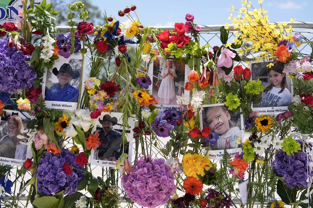 Fotografías de las víctimas de las inundaciones de Texas en un muro conmemorativo en Kerrville, Texas.
