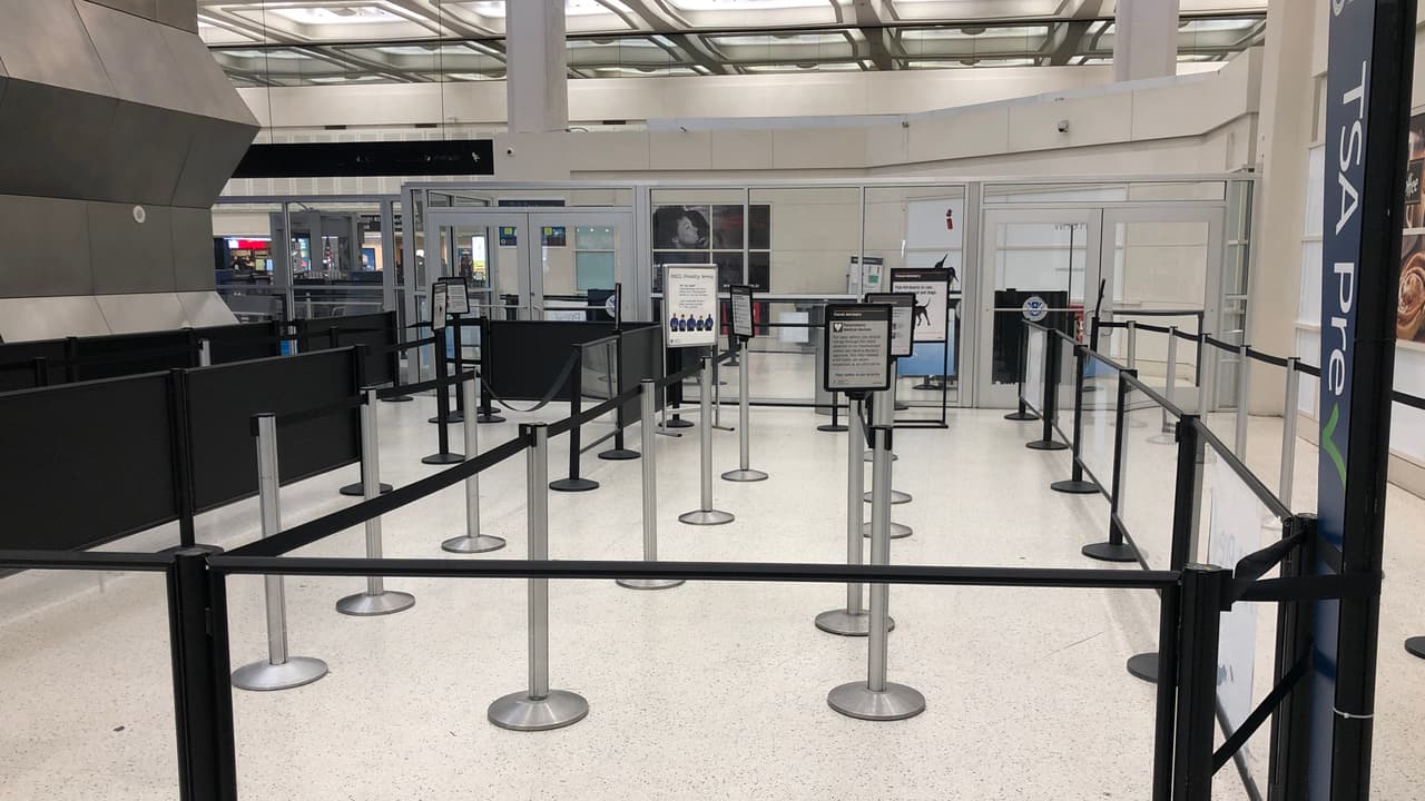 Aeropuertos de Houston permanecerán abiertos solo para vuelos considerados esenciales