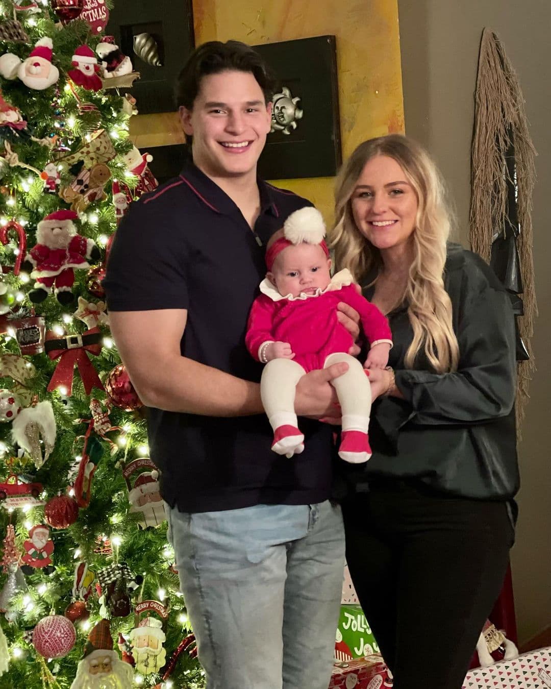 “Felicidades a José Eduardo y a Malorie por este año de papás. Los amo y que mi princesa siga llenándolos de alegrías”, expresó.
<br>