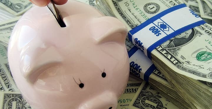 ¿Cómo atraer la prosperidad? Ante todo no “soñando despierto” sino mirando todo con realismo. Si hoy no tienes dinero, no digas “soy pobre” sino “ahora no tengo lo suficiente, mañana lo tendré”. Tu signo es del elemento agua, se recomienda tener fuentecitas tipo Zen "similares a las que usa Cáncer- y también si vives en una casa, flores de loto o lirios en algún estanque.