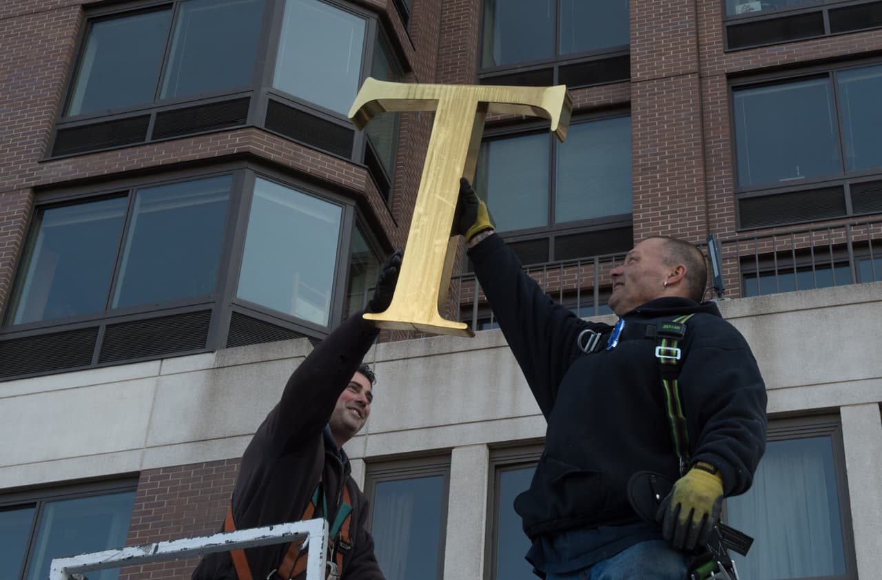 Varios empleados retiraron este miércoles todas las letras que identificaban los edificios.