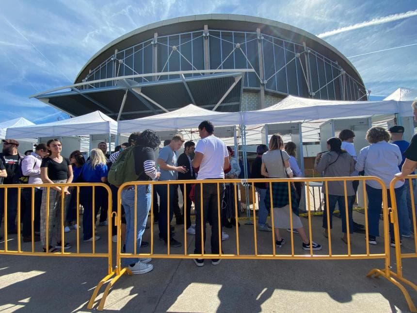 Simpatizantes de Bernie Sanders lo esperan en el Coliseo de los Veteranos en Phoenix 