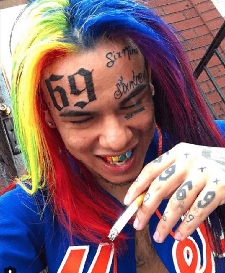 Como tantos otros, comenzó a jugar con la idea de hacer música, de ser rico y famoso, y subió algunos de sus temas a la plataforma 
<b><a href="https://soundcloud.com/scumgang6ix9ine">SoundCloud</a></b> hasta que su tema ‘
<b><a href="https://www.youtube.com/watch?v=gAs9HZC9c7Y">Gummo</a></b>’ explotó y 
<a href="https://www.billboard.com/articles/columns/chart-beat/8238816/6ix9ine-day-69-debut-top-rb-hip-hop-rap-albums-chart">llegó a las listas listas del <b>Hot Billboard 100</b></a>, así como otro puñado de temas que incluyen ‘
<b>Billy</b>’, ‘
<b>Rondo</b>’y ‘
<b>Keke</b>’.