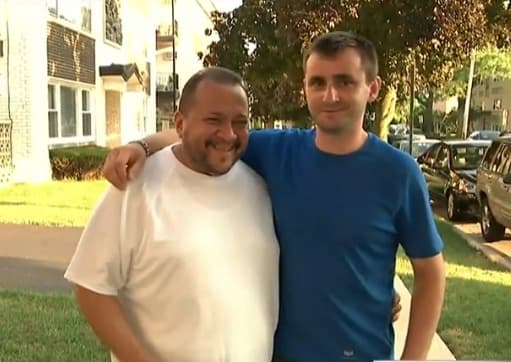 Conductor de Uber en Chicago regresa billetera a pasajero con miles de dólares