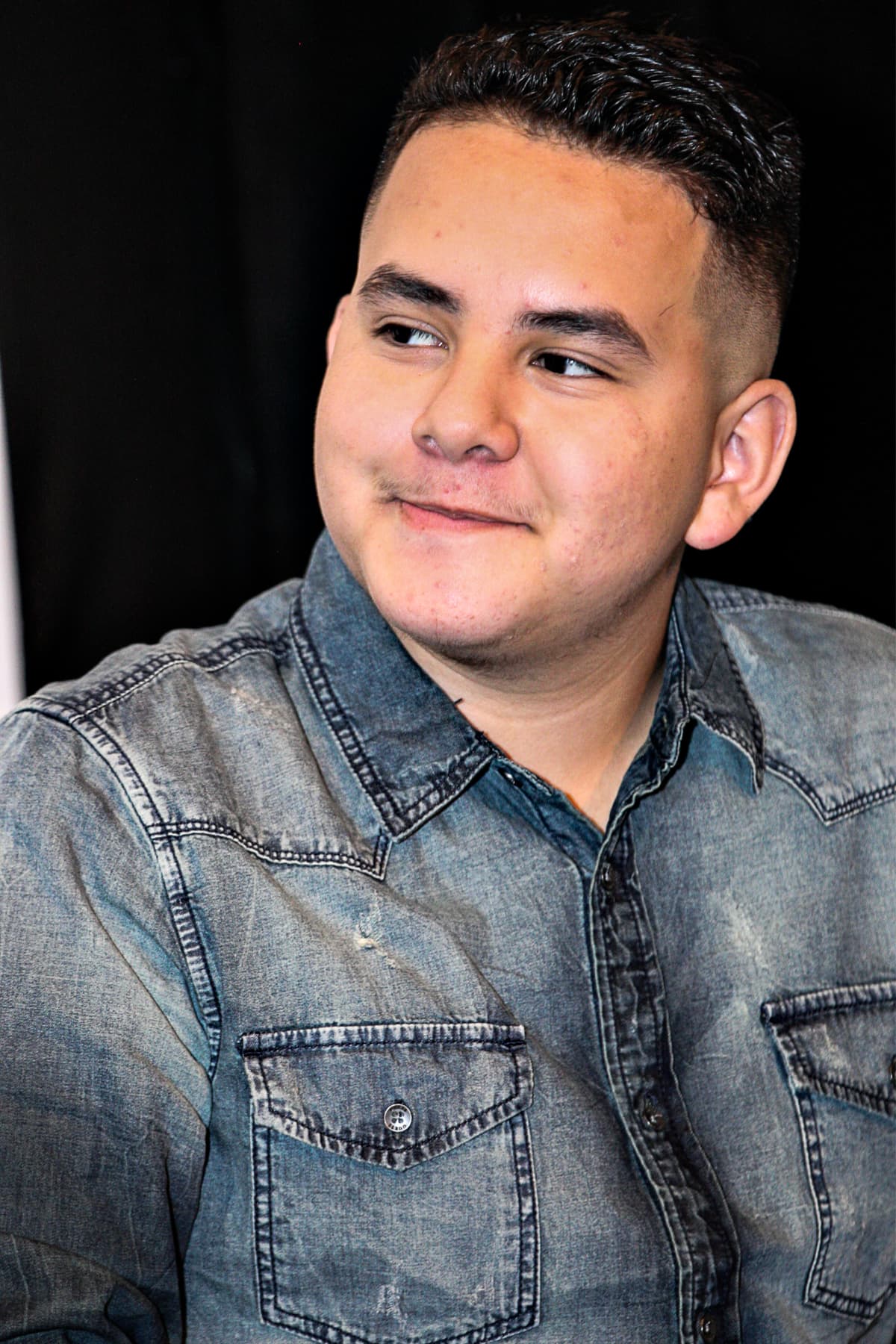 El menor de los cinco, Juan Ángel Rivera (Johnny Rivera), fue de los más cercanos y consentidos de Jenni, tanto así, que él dice haber hablado con 'La Gran Señora' después de su muerte durante un sueño. Tenía solo 11 años cuando su madre murió y, siguiendo la tradición que corre por las venas de su familia, también quiere dedicarse a la música.