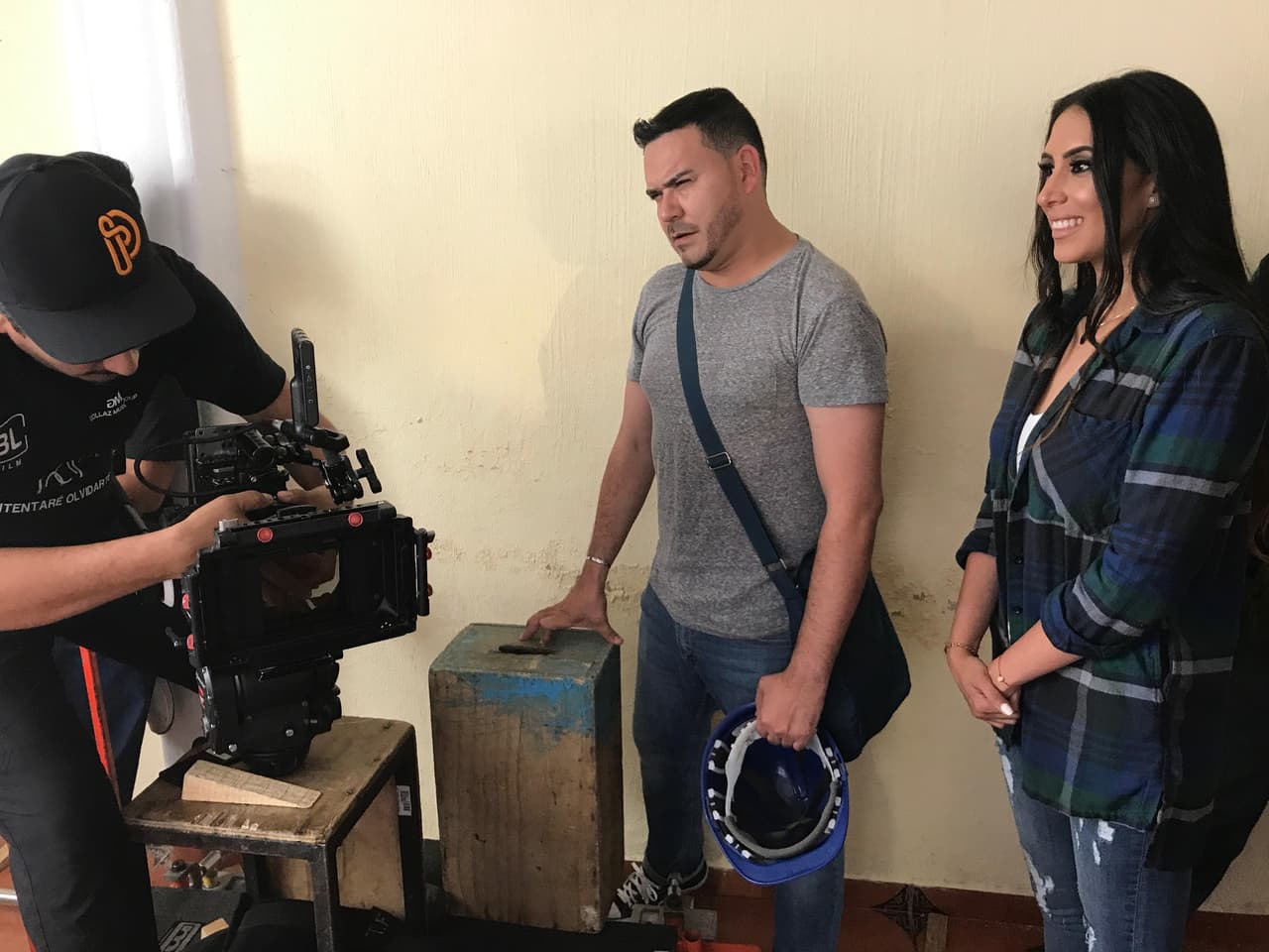 La conductora de Bandamax y 'Cuéntamelo ya', estaba feliz en su debut en videos y atenta escuchaba las indicaciones del director.