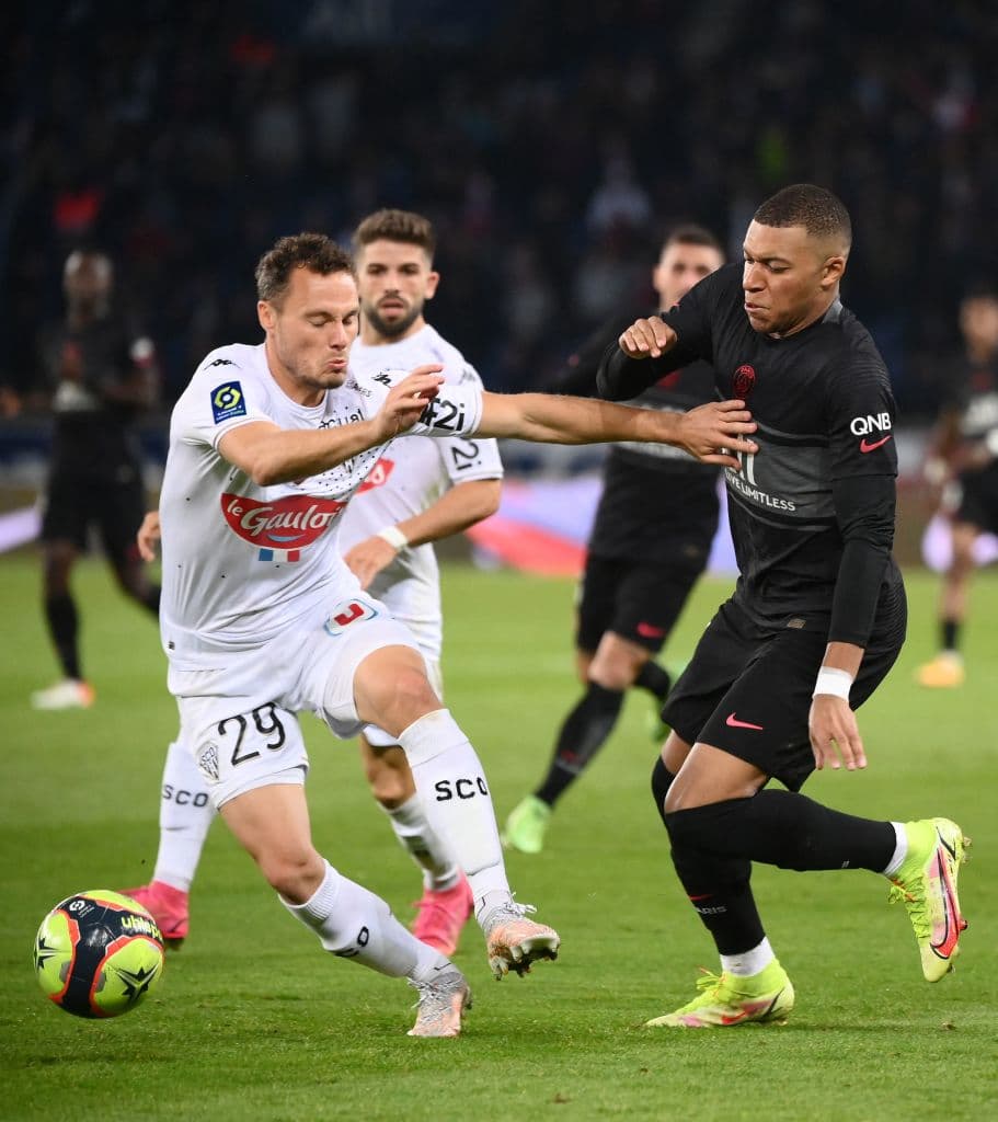 De la mano de Kylian Mbappe, PSG logra remontar al Angers en casa 