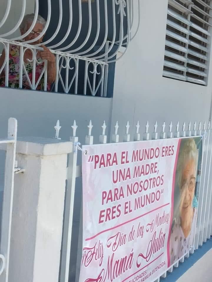Hoy Día de Madres, Lucía Fernández junto a su familia, tuvieron la idea de sorprender a su mamá de 96 años, Julia Rodríguez Suárez, con una caravana de carros y pancarta, para celebrarla en este día tan especial.