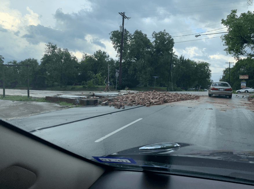 El Servicio Nacional Meteorológico emitió un aviso por tornado poco antes de las 540 p.m. para el condado de Hunt. El aviso se expiró a las 6:30 p.m.