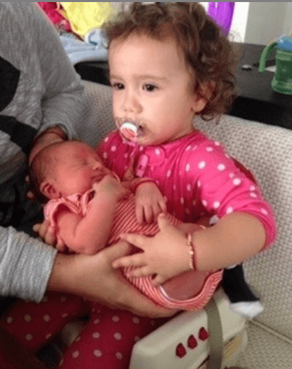 Así fue la primera vez que Angélica cargó a su hermanito Daniel. ¡Qué ternura!