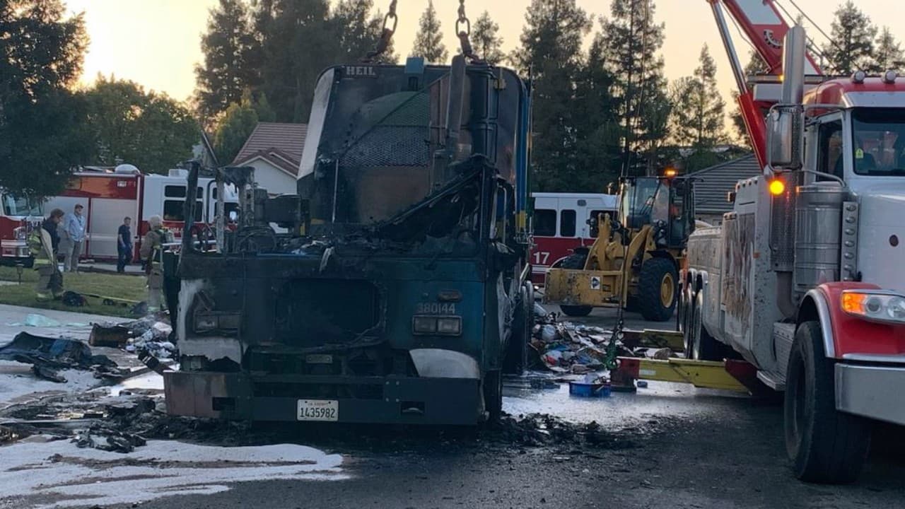 El camión de basura se incendió al lado de una residencia del norte de Fresno.