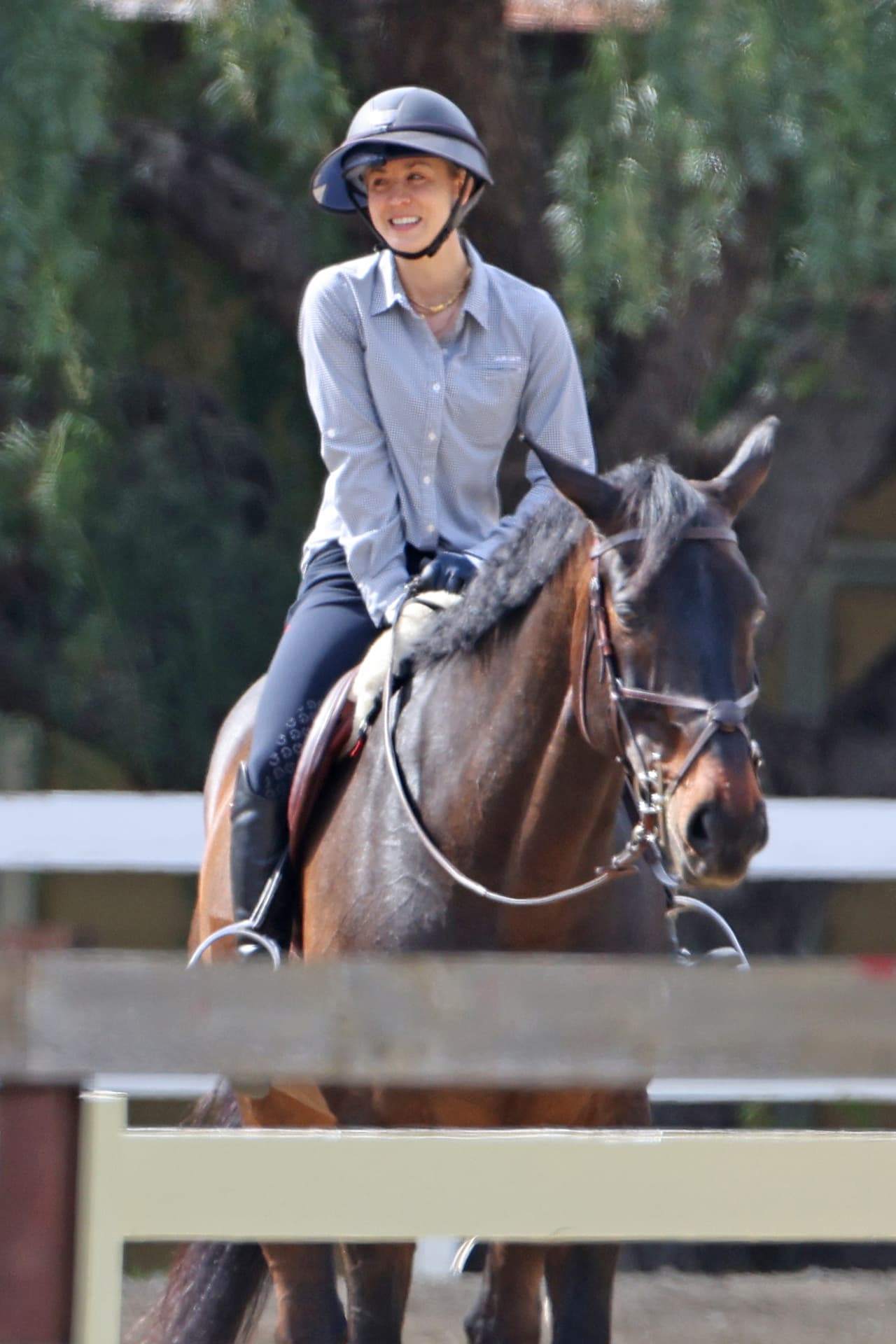En su lugar, Cuoco permaneció dos semanas hospitalizada y tuvo dos cirugías en las que le colocaron dos placas de metal que tendrá en sus huesos para toda la vida.