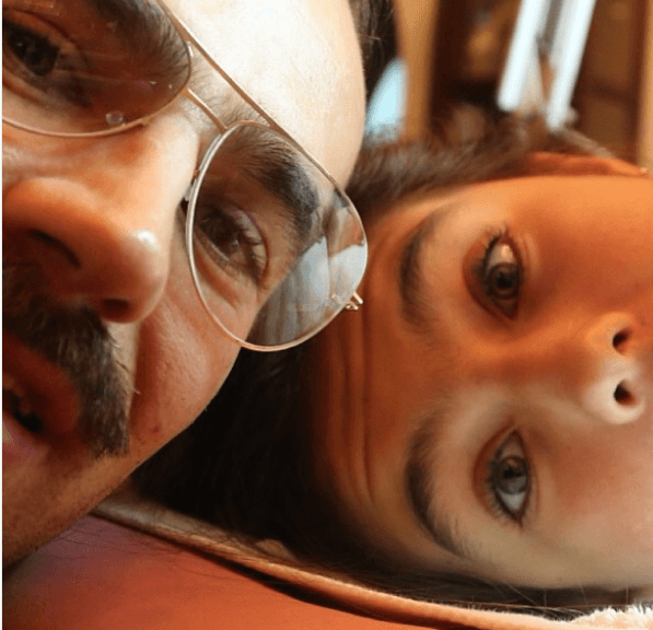 Romina heredó algunas facciones que la hacen parecerse a su padre, así como el mismo color verde en los ojos.