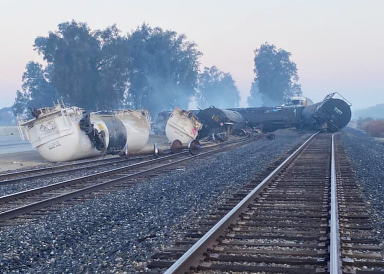 Reabren carretera 99 luego de más de 24 horas de trabajos debido a descarrilamiento de tren