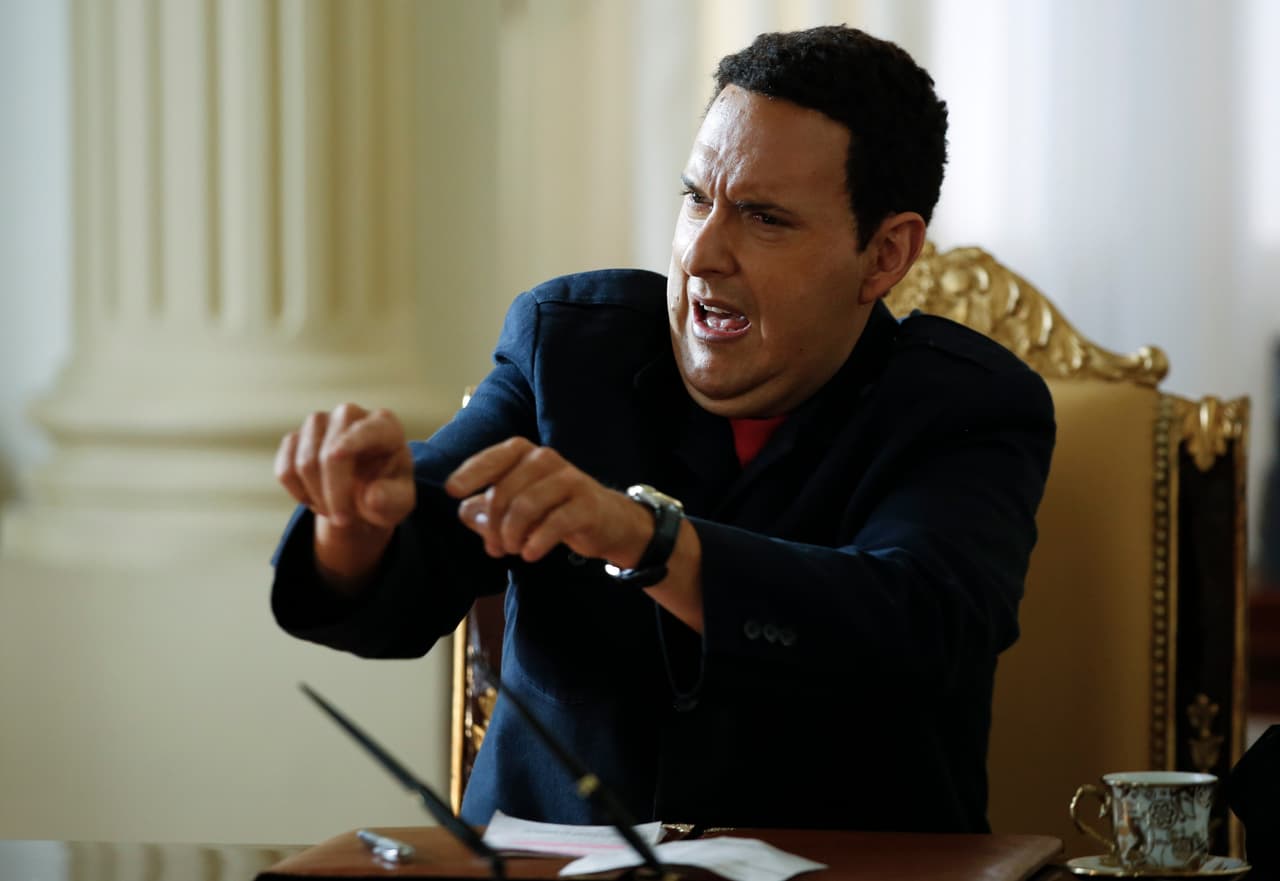 El personaje de Hugo Chávez es interpretado por el actor colombiano Andrés Parra, el mismo que encarnó a Pablo Escobar en "El patrón del mal".