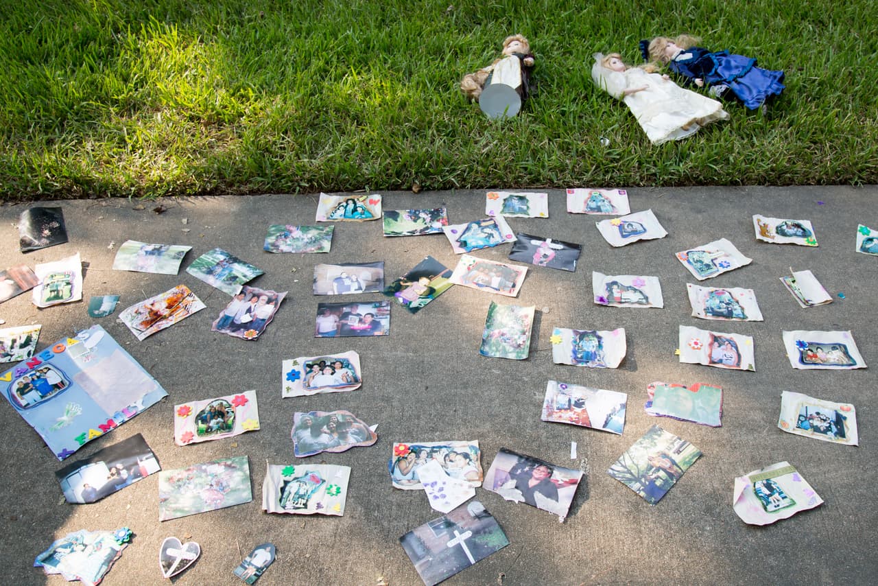 Una familia intenta secar decenas de fotografías y algunos muñecos que quedaron flotando en la inundación dentro de su apartamento.
<br>