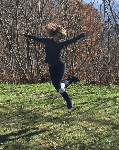 Con un tremendo salto de alegría, Lourdes Stephen dio inicio a unos merecidos días de descanso con su familia.