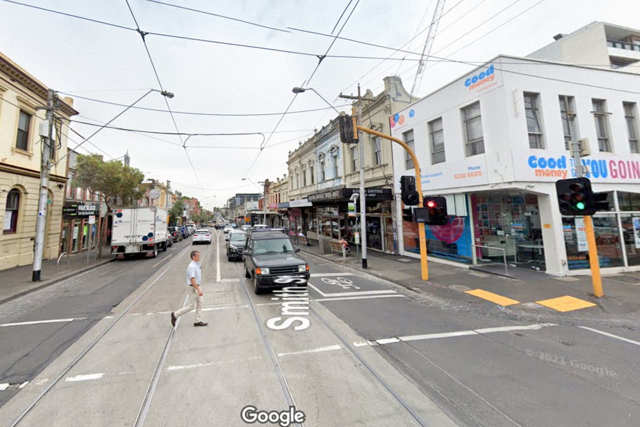 <b>Puesto 1. Calle Smith, Melbourne</b>
<br>
<br>Según Time Out esta calle se encuentra en un suburbio que fue territorio de pandillas callejeras en siglo XIX. Hoy es una arteria principal de esta ciudad australiana y tiene de todo, desde ruidosos pubs de fútbol hasta refinados bares de vinos, tiendas de discos de vinilo y panaderías vietnamitas.
<br>
<br>“Por la noche los pubs, bares gay y locales de música en vivo son un imán para los que les gusta divertirse hasta la madrugada”, asegura la publicación. 
<br>