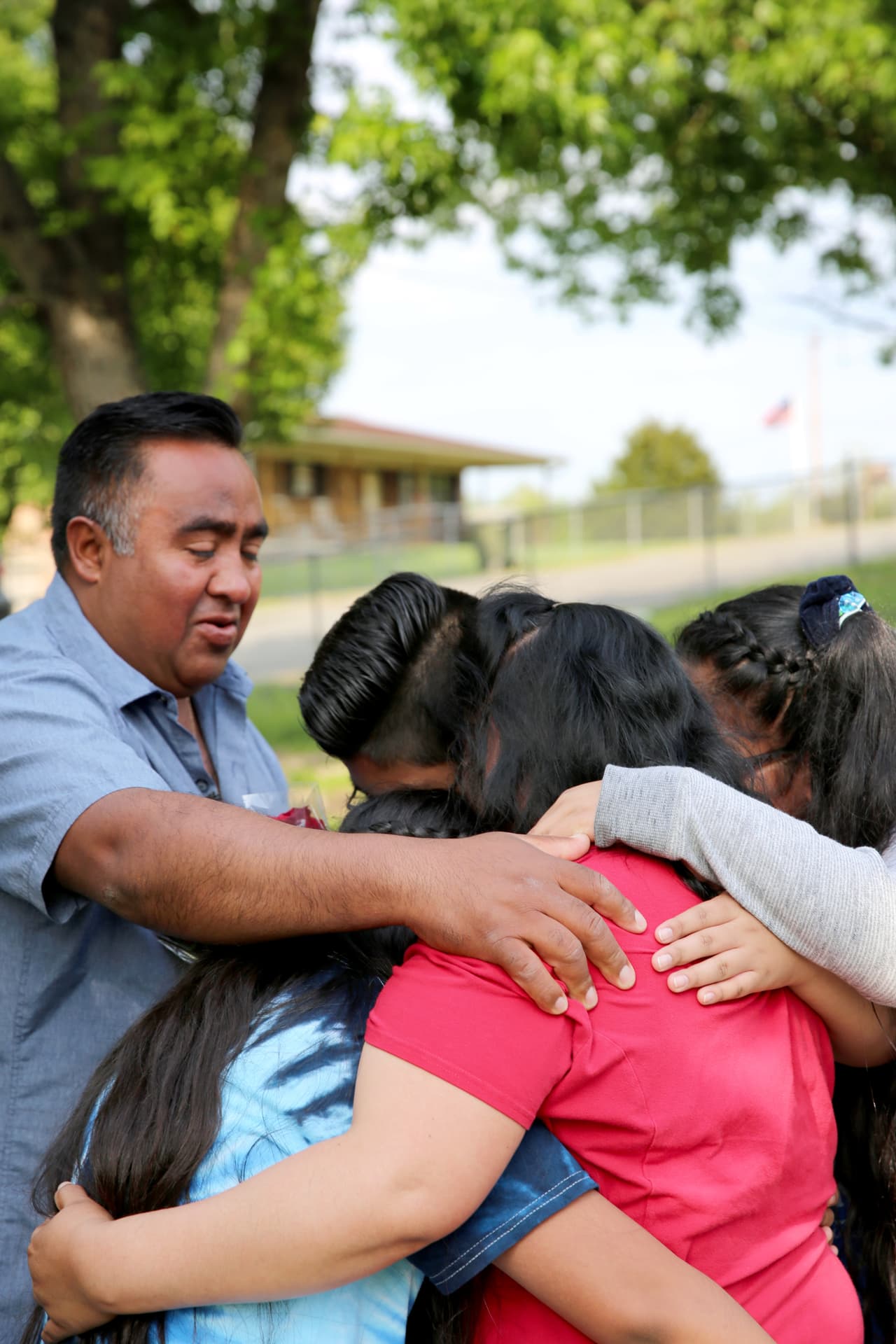 <b>“Bienvenida”. </b>Hilario Hernández, de 42 años, observa emocionado el abrazo de su esposa Alejandra con sus tres hijos al reencontrarse tras 29 días separados. Un juez de inmigración decretó la libertad provisional de la madre a cambio del pago de una fianza de 7,500 dólares. Hernández lleva desde 1994 en Estados Unidos y sus hijos son ciudadanos estadounidenses. “Como les digo a mis hijos, yo lo siento mucho pero papá se va a ir a trabajar sábados y domingos para recaudar a este dinero”, explica. “Porque mamá ya no va a poder trabajar”.