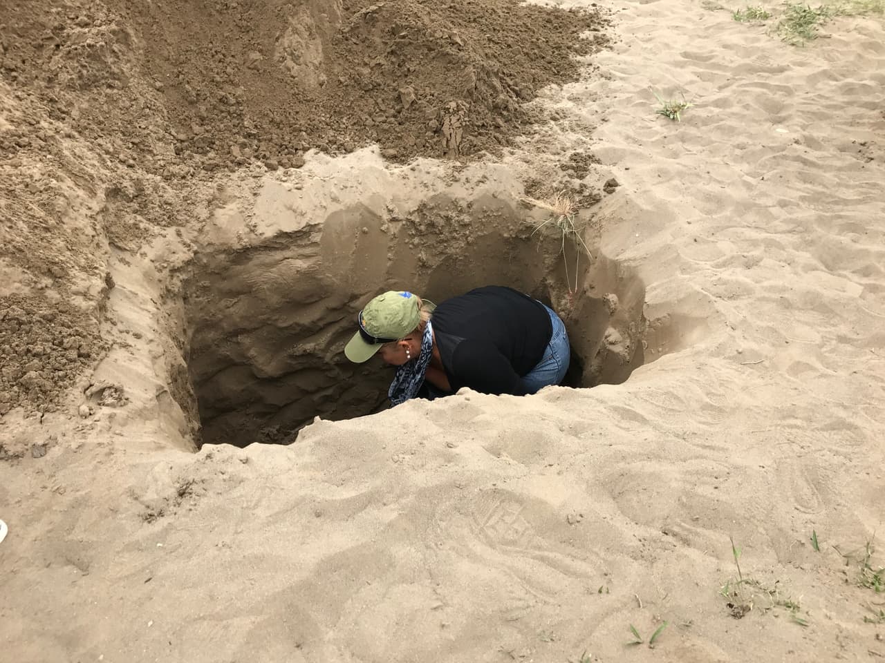 Guiados por un mapa artesanal anónimo, mujeres y hombres del colectivo “Solecito” de Veracruz llegaron en agosto de 2016 hasta las Colinas de Santa Fe, ubicadas frente al Golfo de México. Comenzaron a escarbar la tierra y allí encontraron miles de restos humanos.