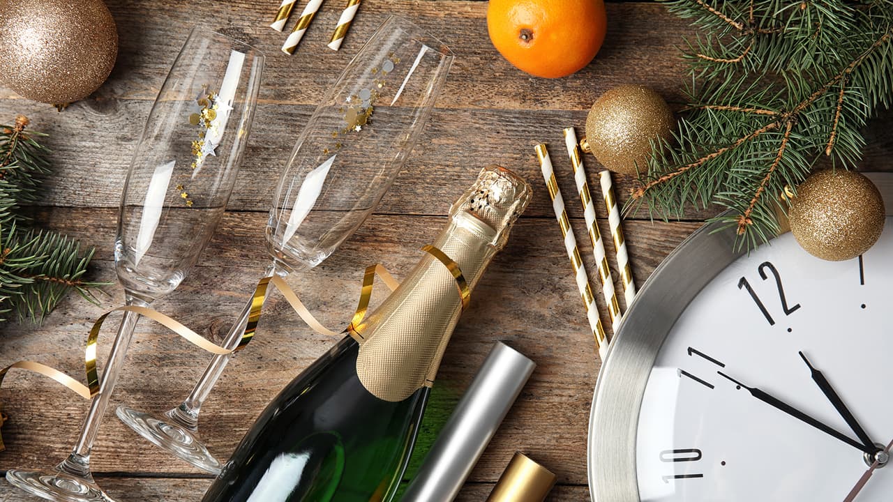 El fin de año se aproxima y con él los rituales que realizamos la noche de Año Nuevo para que no nos falte salud, dinero, amor y hasta viajes en el 2020. A continuación te compartimos algunos de los rituales más famosos.