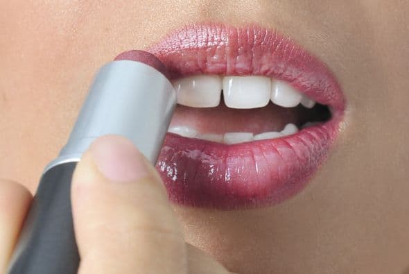 Cuidados. Ten en cuenta que un labial dura dos años. Si no tiene fecha de caducidad en el envase, adhiérele un ‘sticker’ o registra el mes en el que empezaste a usarlo.