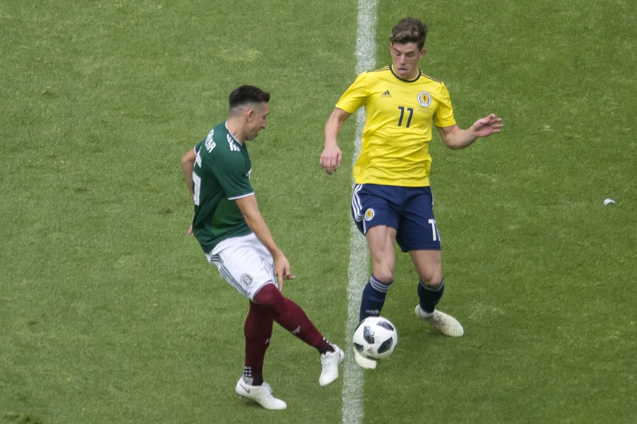 El partido comenzó con una disputa del esférico en el centro del campo. Ambos equipos manifestaron interés en concentrar la posesión del balón y empezar a dominar al rival.