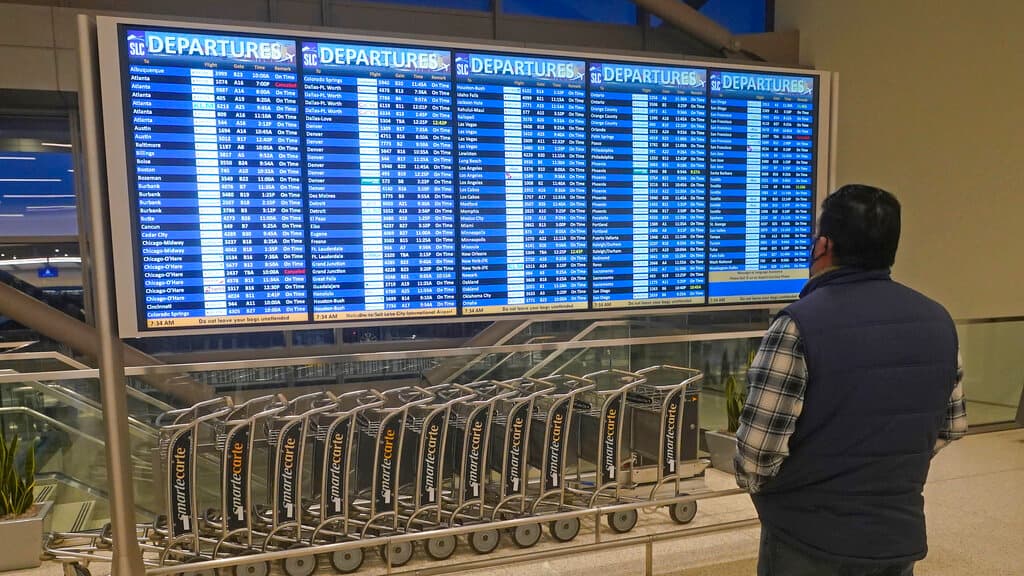 Una pantalla en el Aeropuerto Internacional de Salt Lake City muestra los vuelos cancelados o con retraso.