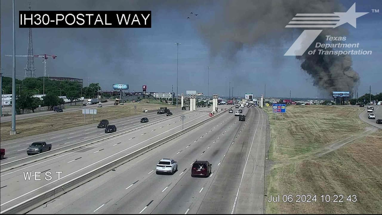El incendio en una planta recicladora, ubicada en la I-30 y Westmoreland Rd, provocó la movilización de bomberos.