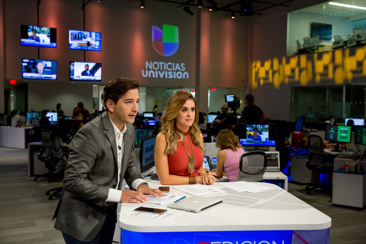 Luego de varios días de preparación, Javier Olivares y Carolina Sarassa comienzan la presentación del noticiero Edición Digital de Univision.
