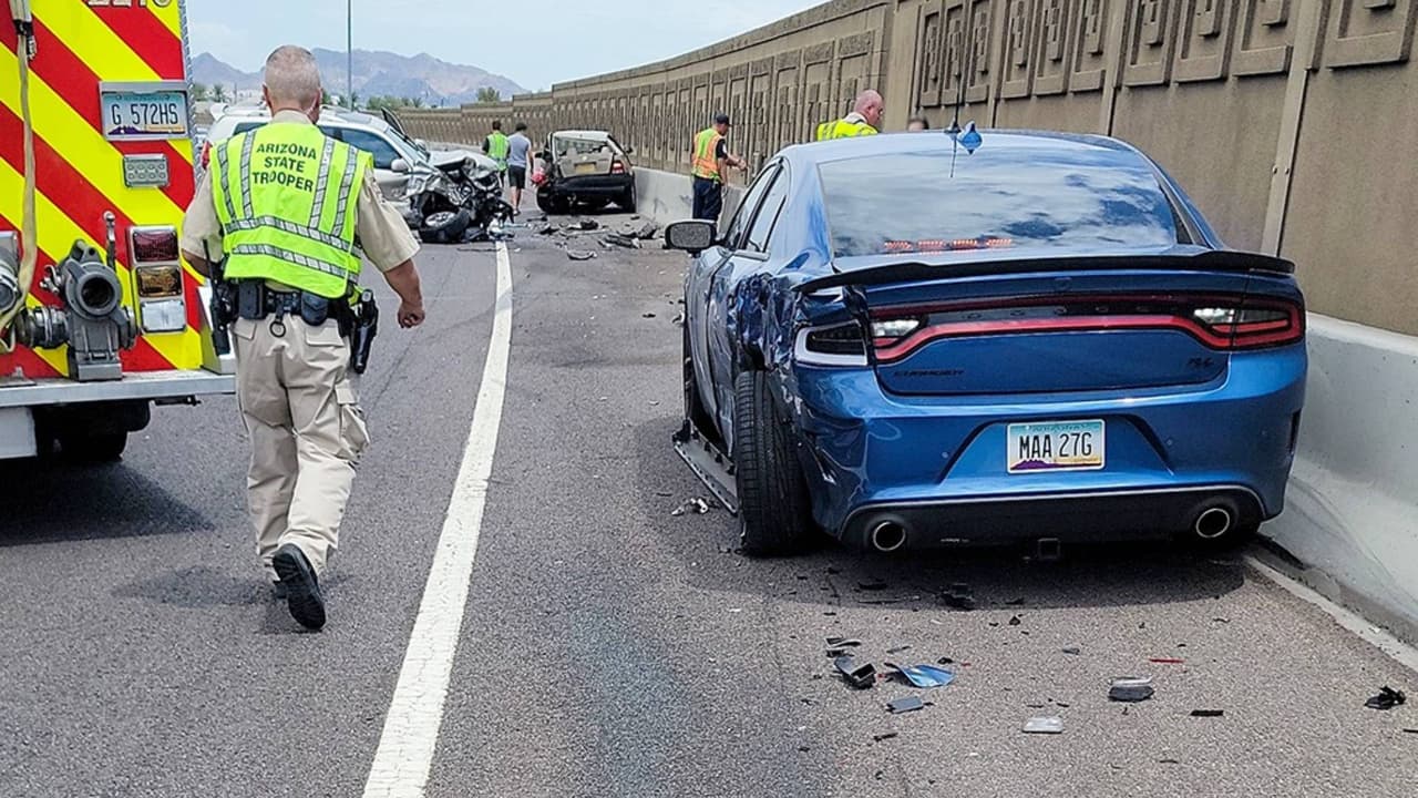 El conductor de un vehículo involucrado en un accidente en propiedad pública o privada, que resulte únicamente en 
<a href="https://www.azleg.gov/ars/28/00662.htm" target="_blank">daños al automóvil conducido </a>o a un automóvil estacionado y no se detenga, es culpable de un
<b> delito menor de clase 1</b>, lo cual se castiga con una multa de $750 dólares, cuatro meses de cárcel y dos años de libertad condicional.