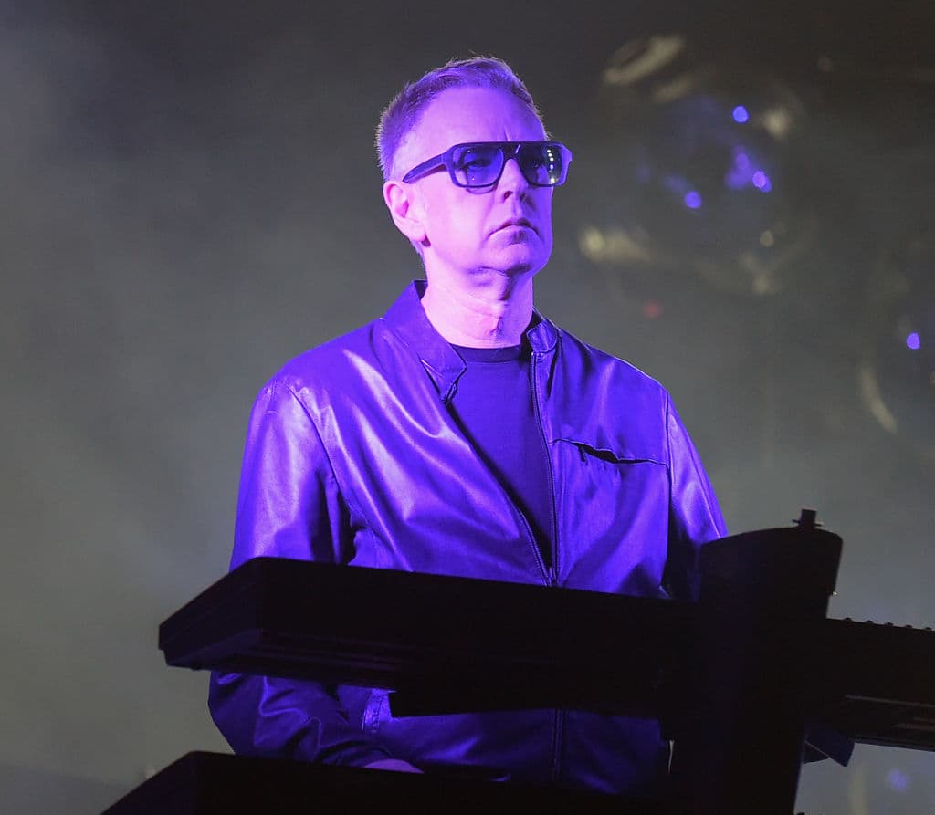 <b><a href="https://www.univision.com/famosos/muerte-andy-fletcher-depeche-mode">Andy Fletcher, músico </a></b>
<br>
<br>Fletcher murió el pasado 26 de mayo, a los 60 años. 
<br>
<br>Integrante y miembro fundador de Depeche Mode, afamada banda de los ochenta, junto a Dave Gahan y Martin Gore, Fletcher fue despedido por sus excompañeros, quienes dijeron estar “llenos de tristeza” por el adiós de su “querido amigo”. 
<br>
<br>En un comunicado en Facebook, la banda describió a Fletcher como alguien que tenía “un verdadero corazón de oro y siempre estaba allí cuando necesitabas apoyo, una conversación animada o una buena carcajada”. Aunque en un principio no se dieron a conocer las causas de su muerte, la banda informó que Fletcher había sufrido una disección aórtica -un desgarro en la aorta- mientras estaba en su casa. “Así que falleció de forma natural y sin sufrimiento prolongado”, dijeron. 
<br>